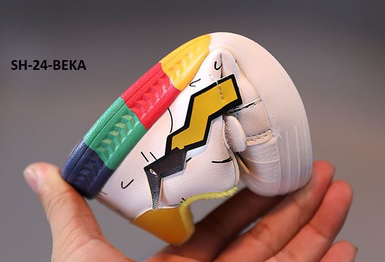 حذاء اطفال ابيض