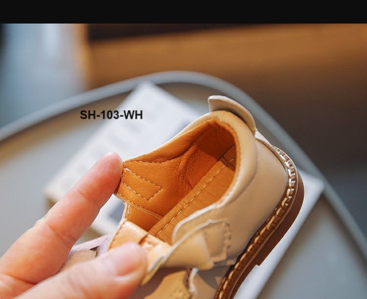 حذاء اطفال ابيض