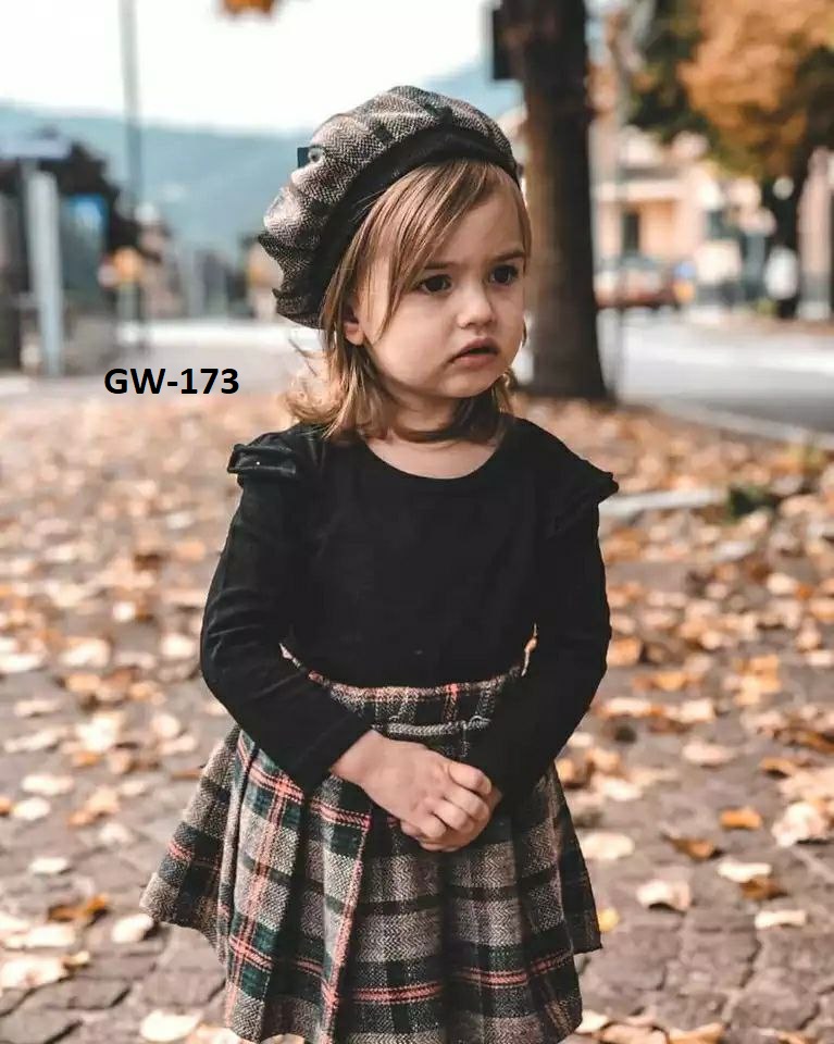 سيت بناتي بلوز مع تنورة وقبعة